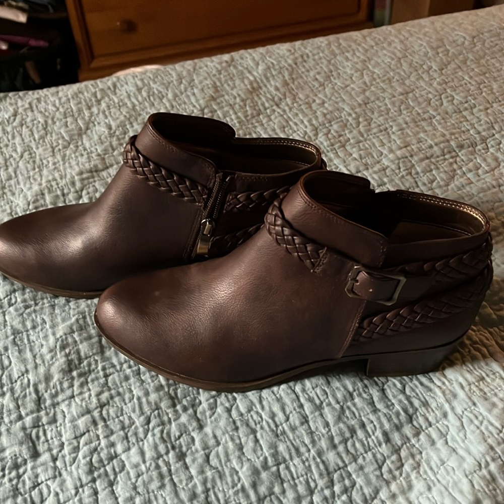 Life Stride Velocity with memory foam. Size 9, zip up with braided detail. New.